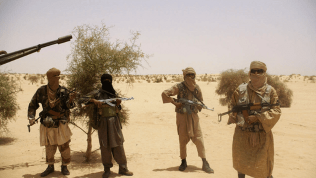 Théâtre Sahel : combattants armés dans le désert malien